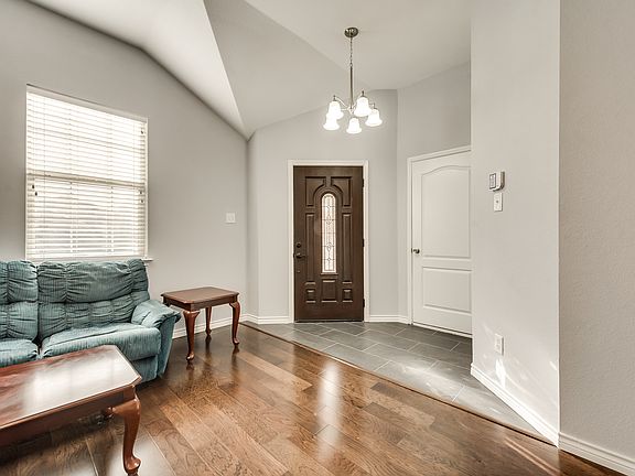 3rd image of 309 Creekview Dr
