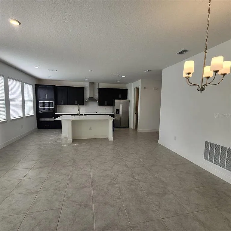 5 bed, 5.0 bath, 4203 sqft, $4,300 — Photo 3