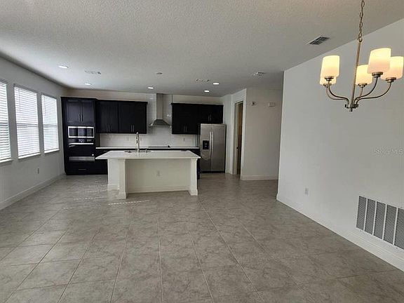 3rd image of 19050 Blueleaf St