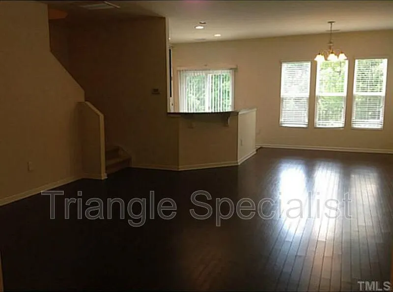 3 bed, 2.5 bath, 1564 sqft, $1,695 — Photo 3