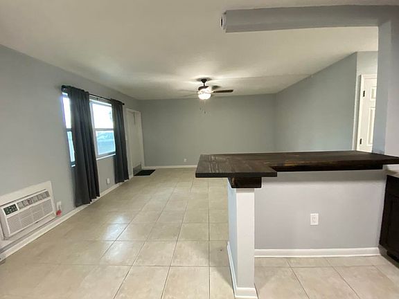 2nd image of 810 Lake Shore Dr APT 17