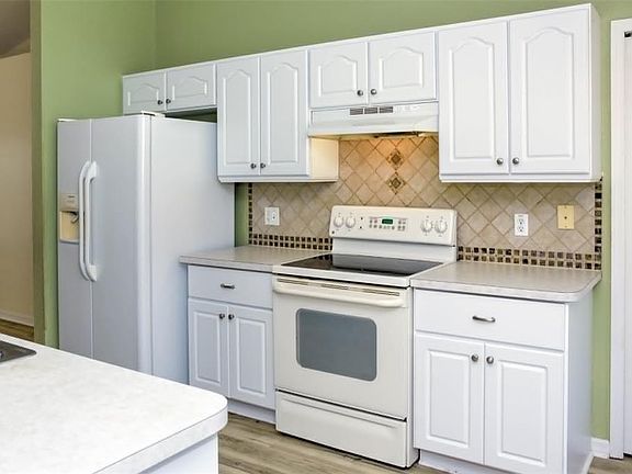 5th image of 13 HEMLOCK COURT