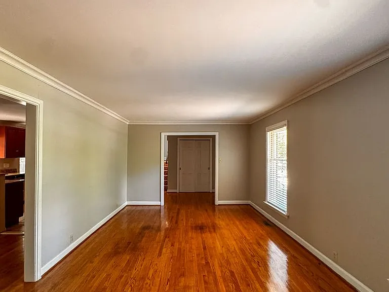 2305 Mirror Lake Dr — Photo 8