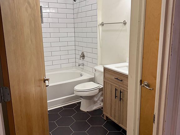 2nd image of 898 Oak St SW Unit 1106