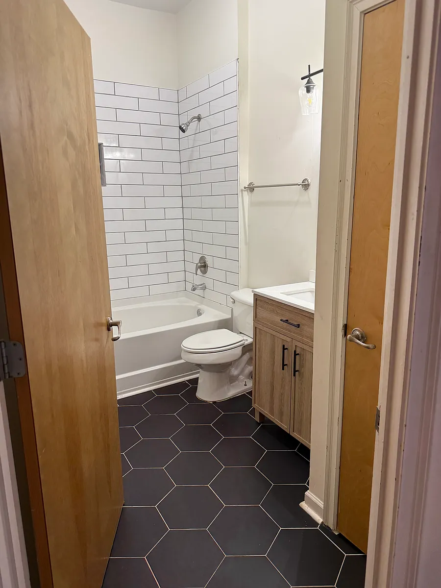 Building Photo - 898 Oak St SW #1106