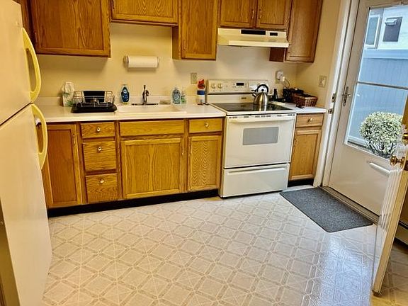 3rd image of 27 Meadow Ln