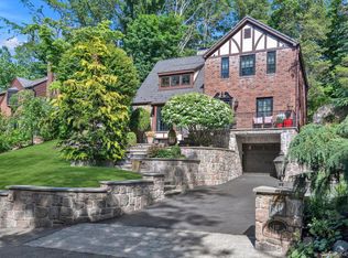 17 Sinclair Martin Drive, Roslyn, NY 11576