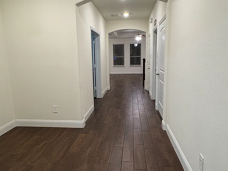 414 Parkford Dr — Photo 2