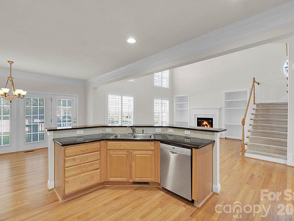 5th image of 695 Summerford Ct NW