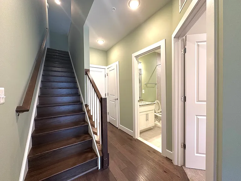 1009 Rockwell Ave — Photo 3