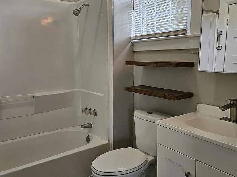 605 Round St — Photo 12
