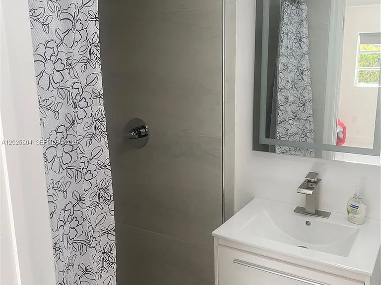 1710 Michigan Ave — Photo 3