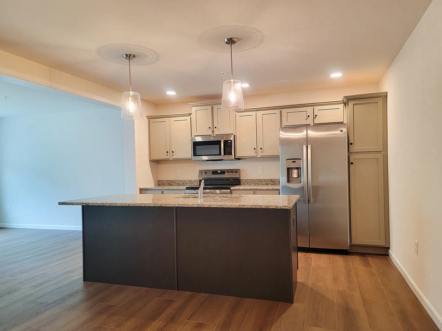 3 bed, 2.5 bath, 1699 sqft, $1,995 — Photo 3