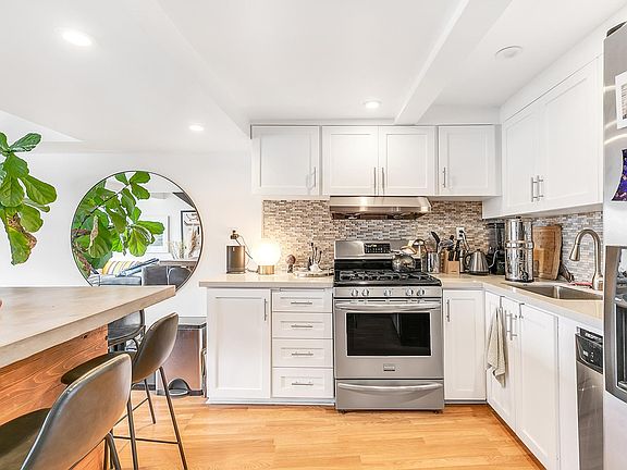 3rd image of 1701 Clinton St APT 322