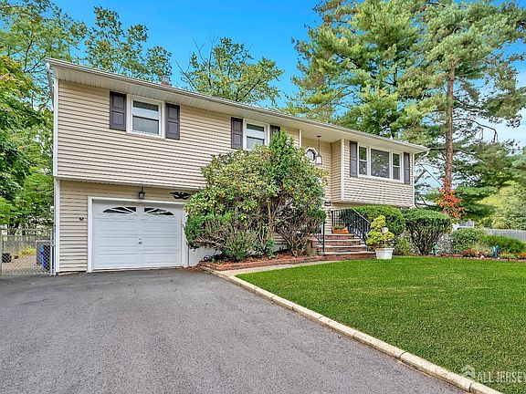 4th image of 1460 Redwood Dr