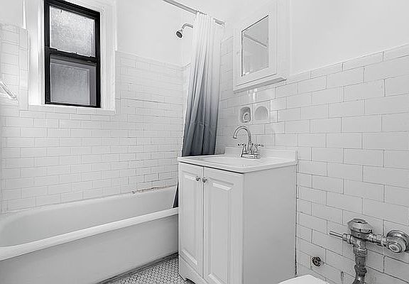 4th image of 3119 33rd St #19