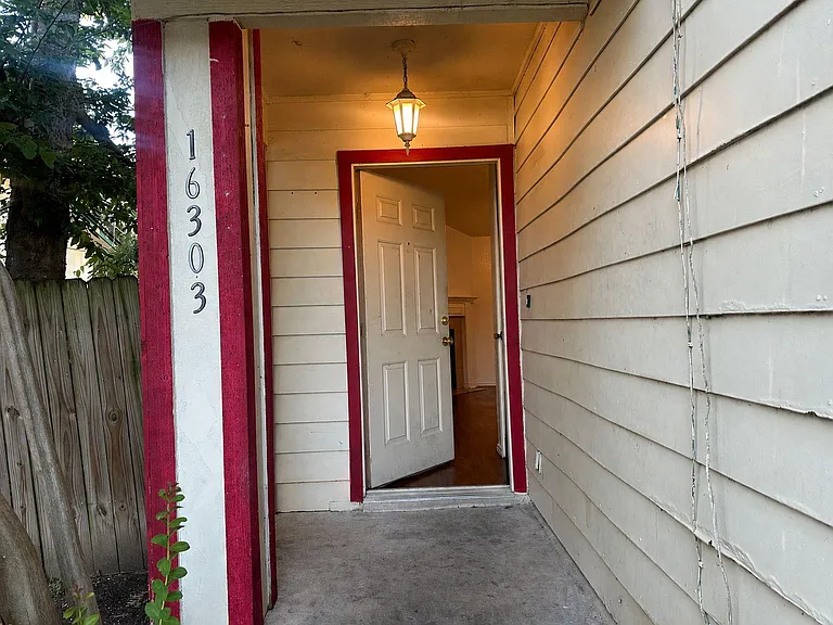 16303 Edgemere Dr — Photo 2