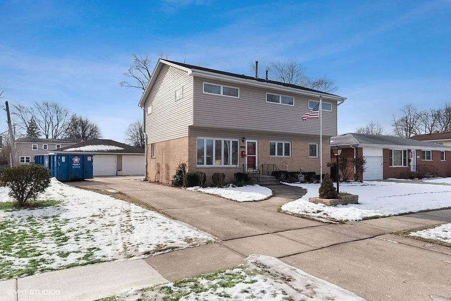 1403 W Willow Ln photo 1