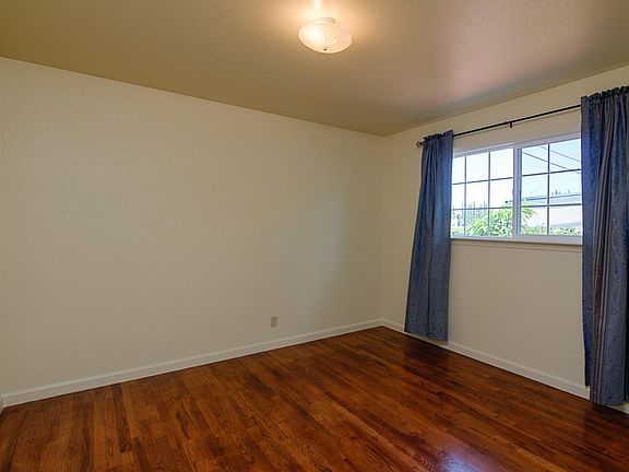 4th image of 3668 Payne Ave