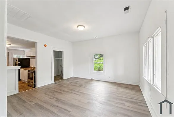 3 bed, 820 sqft, $900 — Photo 2