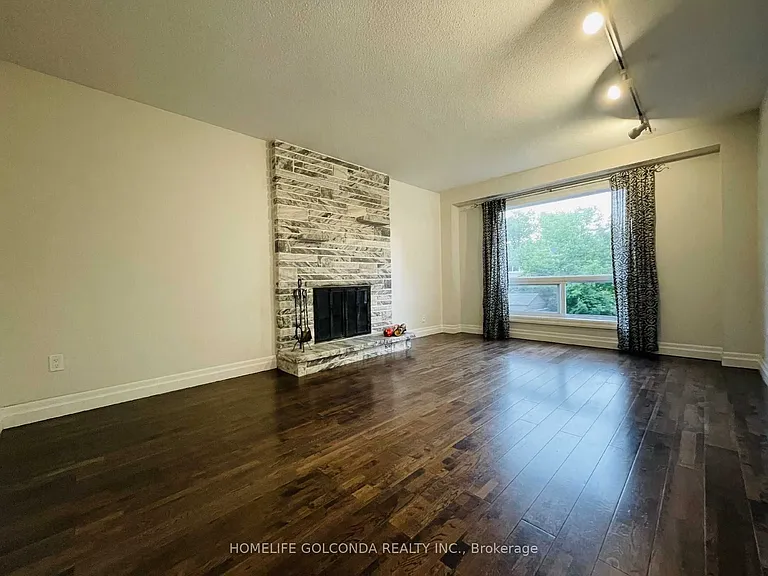 909 Ferndale Cres #UPPER LEVEL — Photo 7