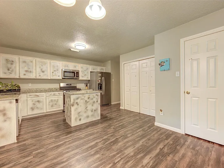 7302 Greenwood Point Dr — Photo 6