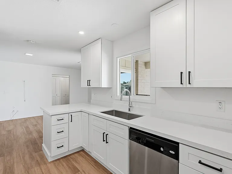 1034 E Hermosa Dr — Photo 9