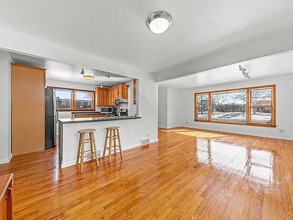 5th image of 8 W Leslie Ln