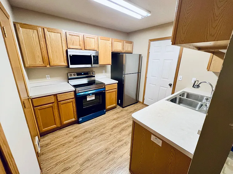Kitchen (angle 1)