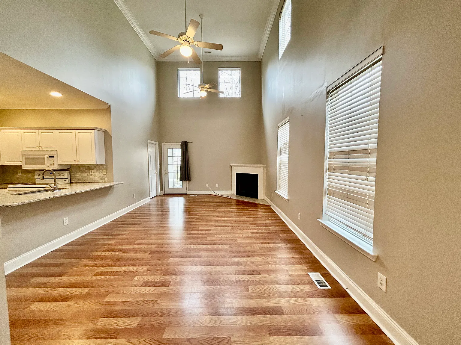 3 bed, 2.5 bath, 2100 sqft, $2,100 — Photo 4