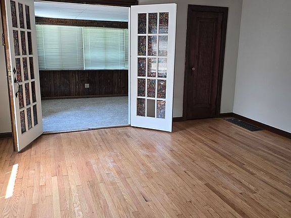 2nd image of 1637 Lawrence Ave #&-1639