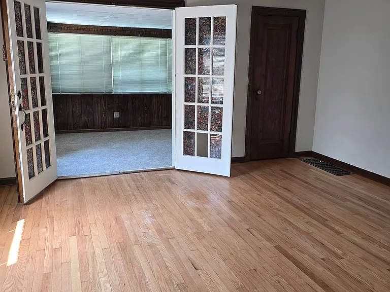 1637 Lawrence Ave #&-1639 — Photo 2