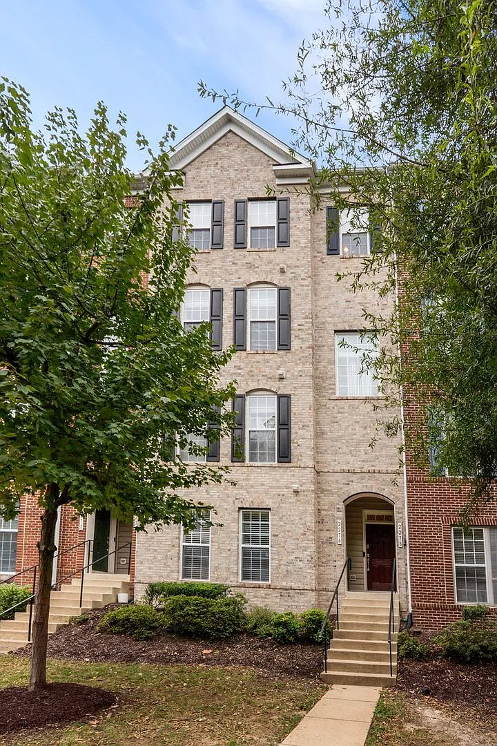Spacious home in Potomac Club with brand new fully painted walls! — Photo 1