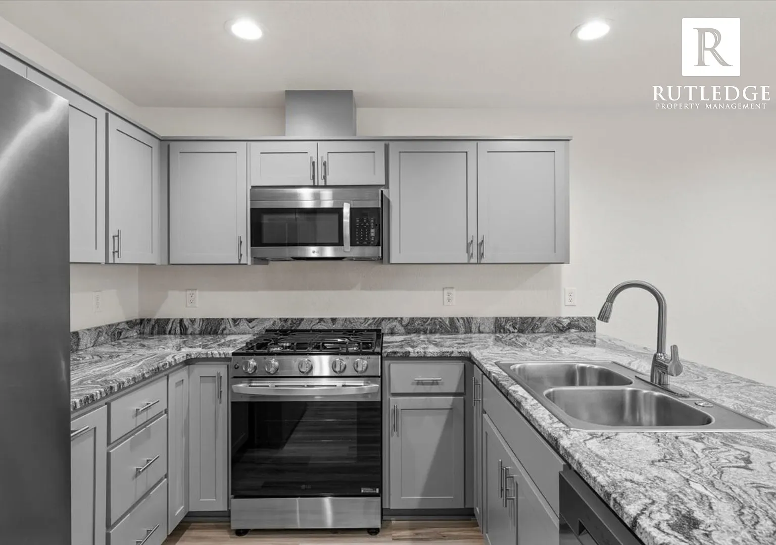 Gorgeous! 3 Bedroom/2.5 Bath Townhome in Eagle Point — Photo 3