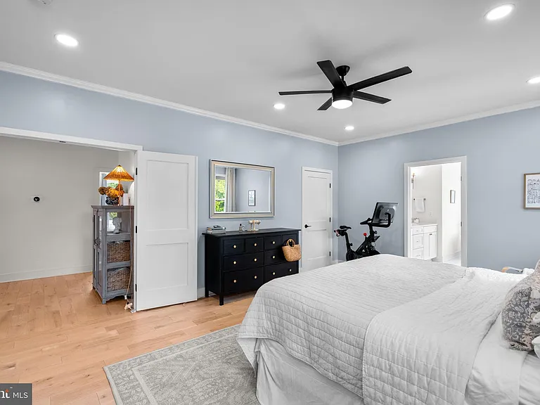 2854 Fairmont St — Photo 18
