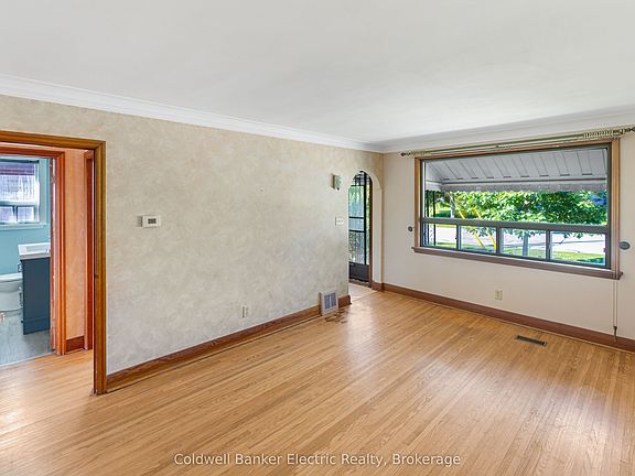 3rd image of 792 Curtis Rd