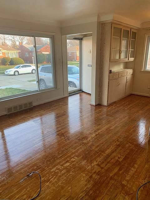 1st image of 24241 Oneida Ave