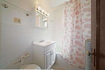 4th image of 939 W Oakdale Ave APT 1N