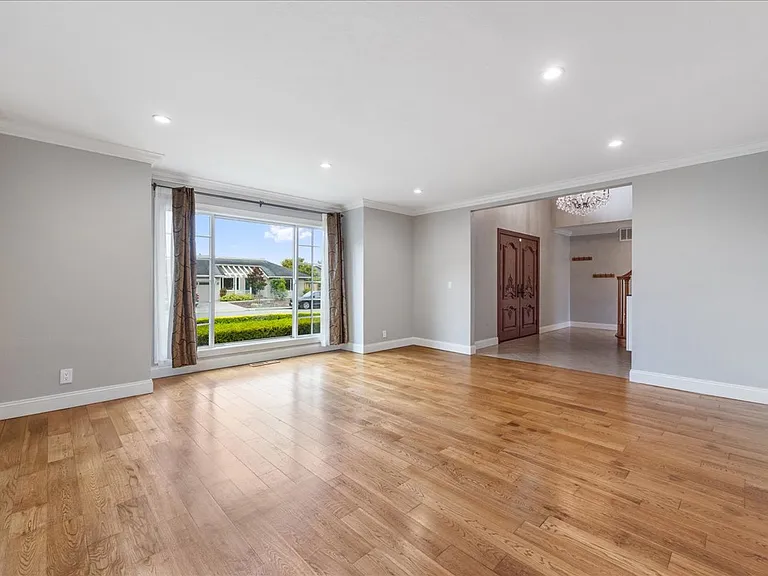 2740 Saint James Rd — Photo 4