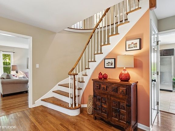 2nd image of 710 W Noyes St