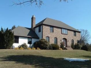 10 Wellington Dr, Annandale, NJ 08801