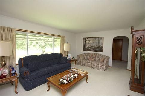 4th image of 6 Eastgate Dr