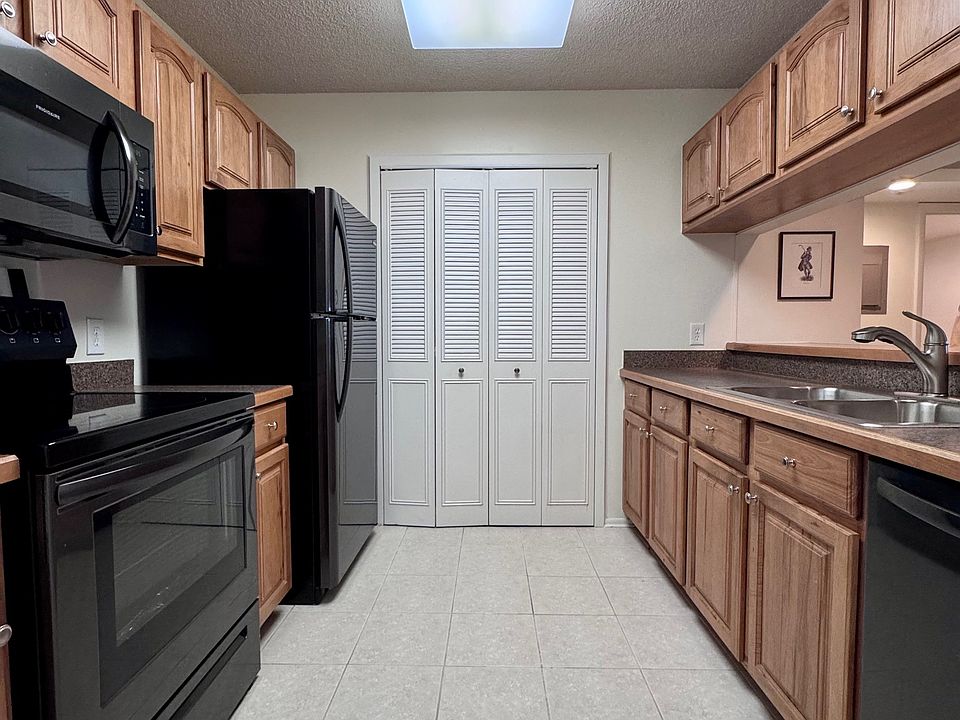 Lovely kitchen w/ pantry!