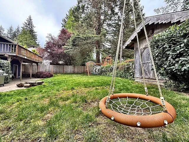 710 Parkway Ct NE — Photo 3
