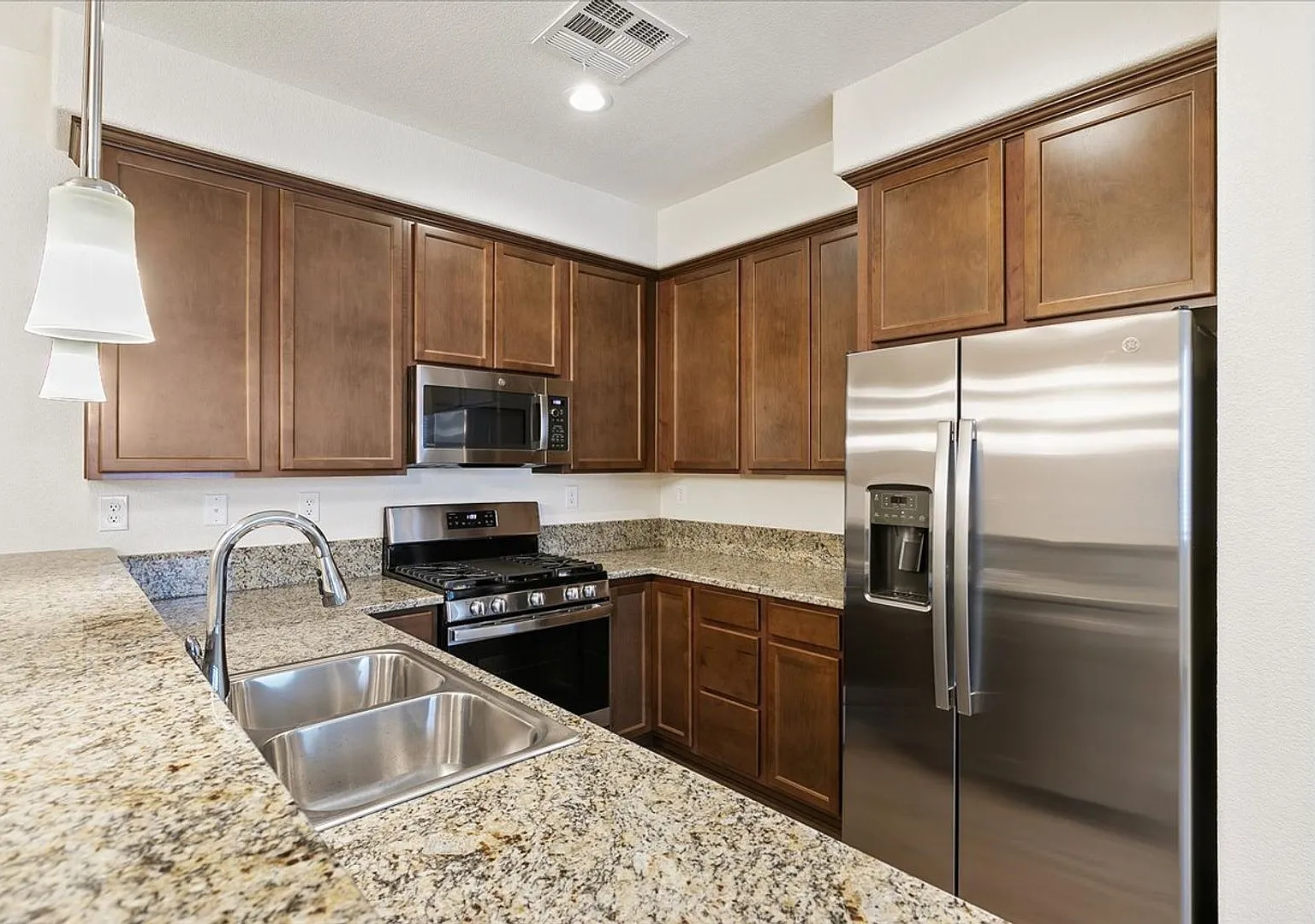 The Sierra - 2 Bedroom, 2.5 Bath with Tech Center and 2 Car Garage. — Photo 4