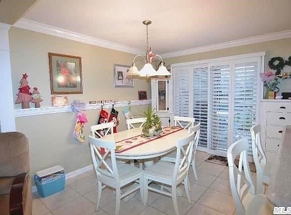 5th image of 22 W Pond Ct