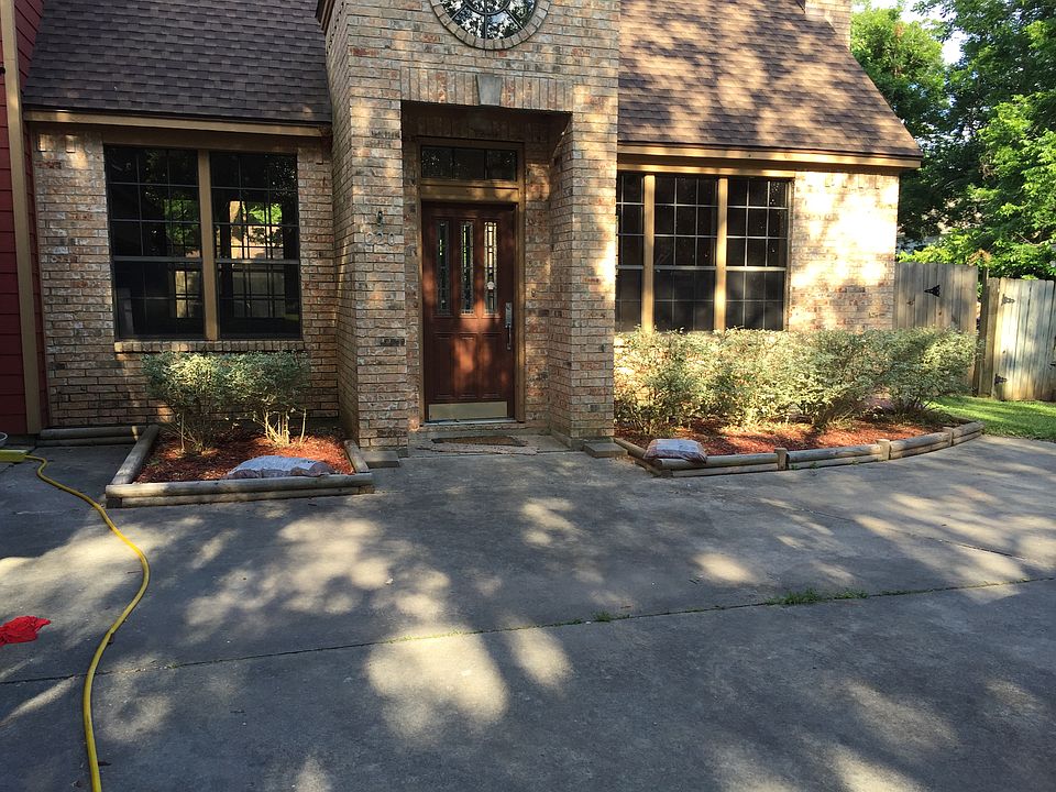 1st image of 220 Zinnia St