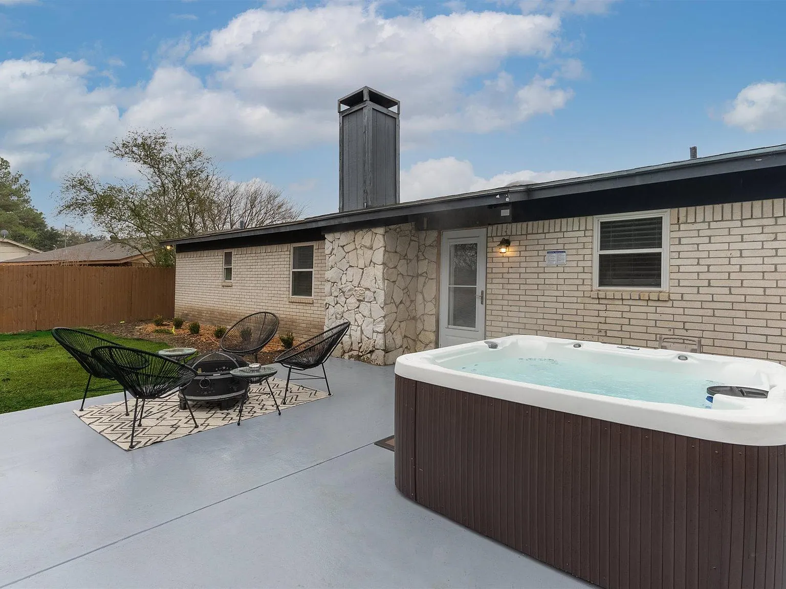 4 bed, 1941 sqft, $8,750 — Photo 2
