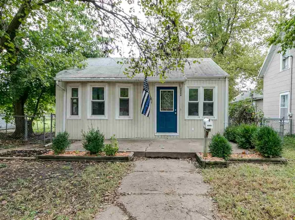 604 Locust St, Wamego, KS 66547
