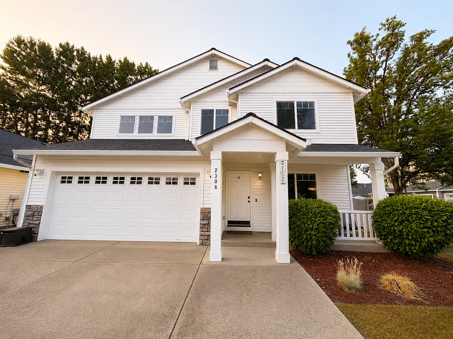 4 bed, 2.5 bath, 2401 sqft, $2,995 — Photo 2